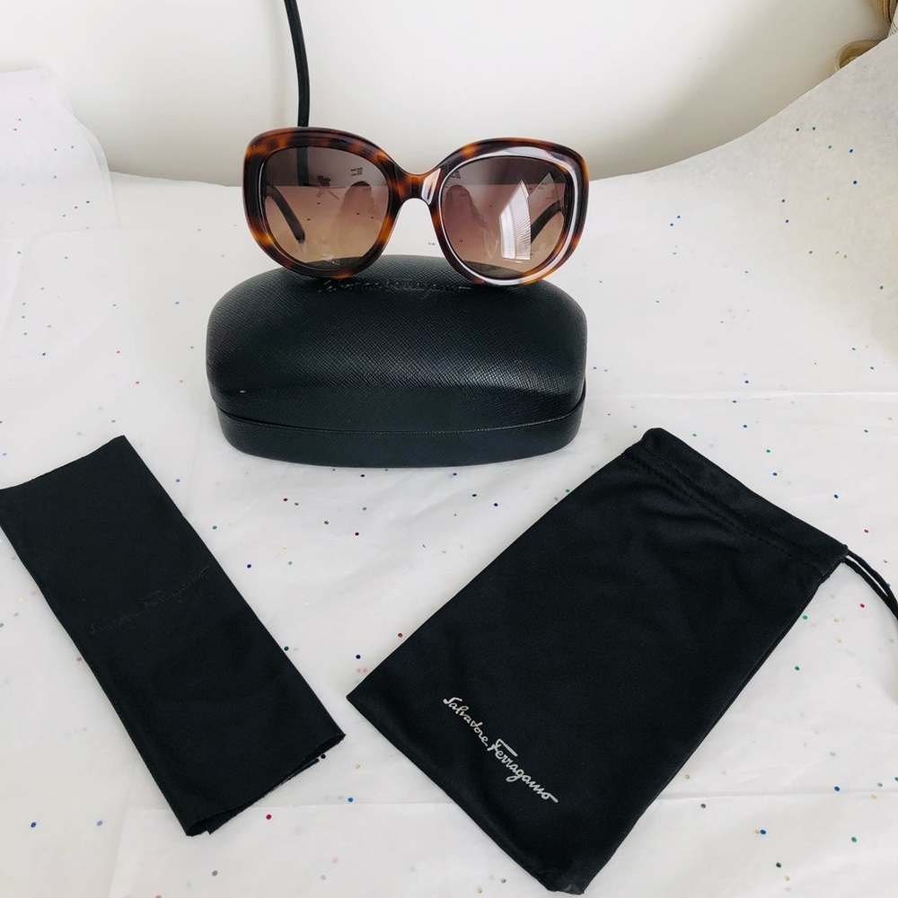 Like new Salvatore ferragamo sunglasses 🕶️